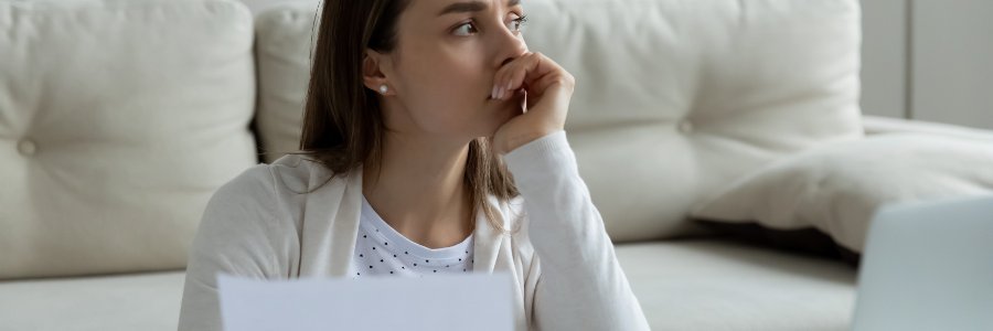 Résiliation assurance auto femme © Shutterstock